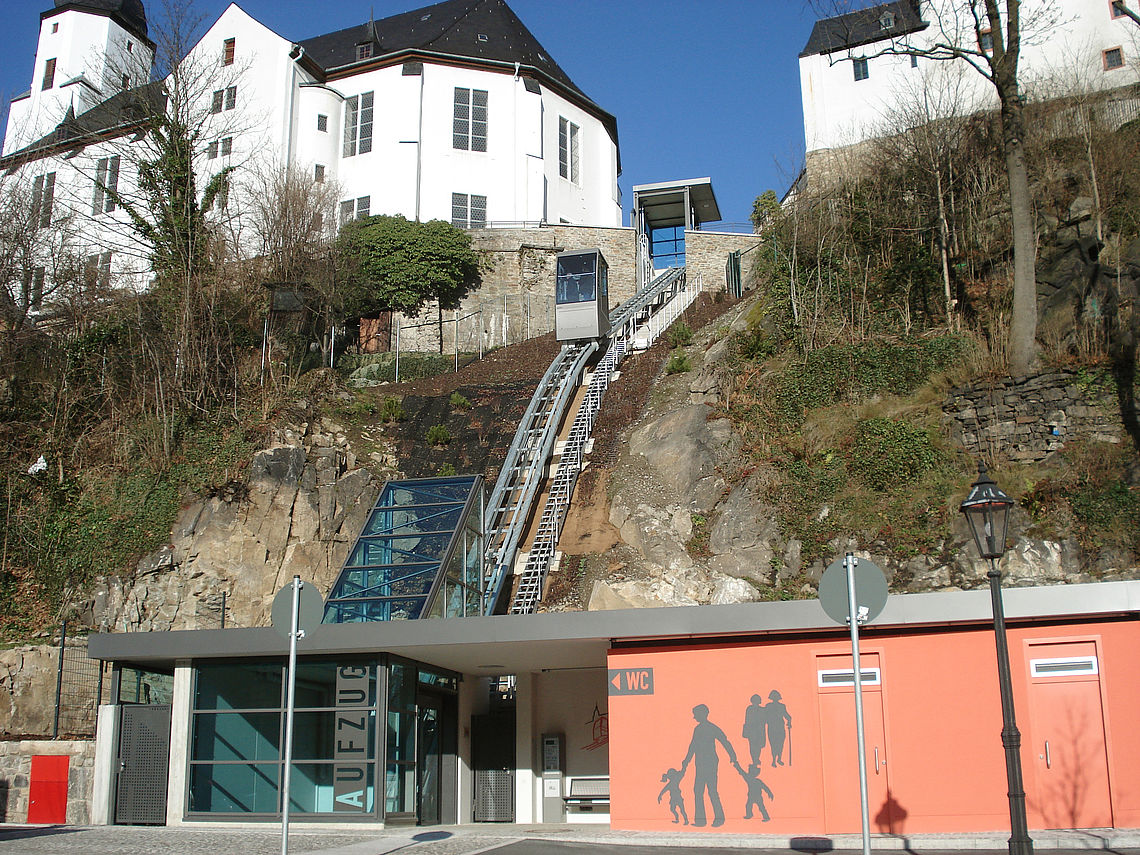 BAS Scheibenberg Referenz 'Errichtung eines Personenaufzuges im Außenbereich am Schloß in Schwarzenberg' Baujahr: 2011